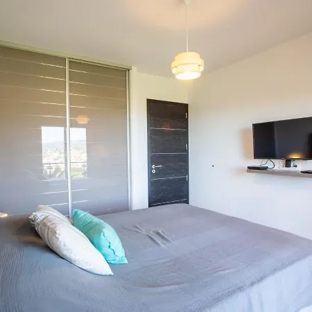 Un Autre Jour Ensoleille By Interhome *